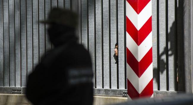 Lengyelország kitoloncolta azt az ukrán férfit, aki gyújtogatással fenyegetőzött Nawrocki vétója miatt