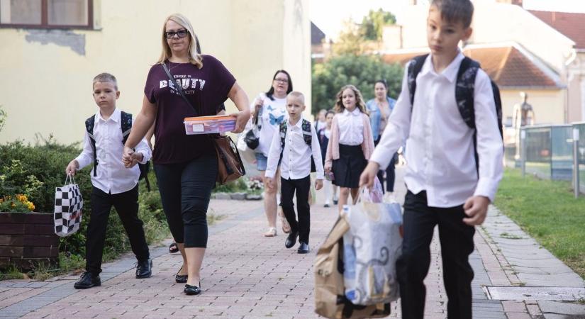 Becsengettek. Így mennek iskolába a szépen felöltözött diákok a tanév első napján  fotók