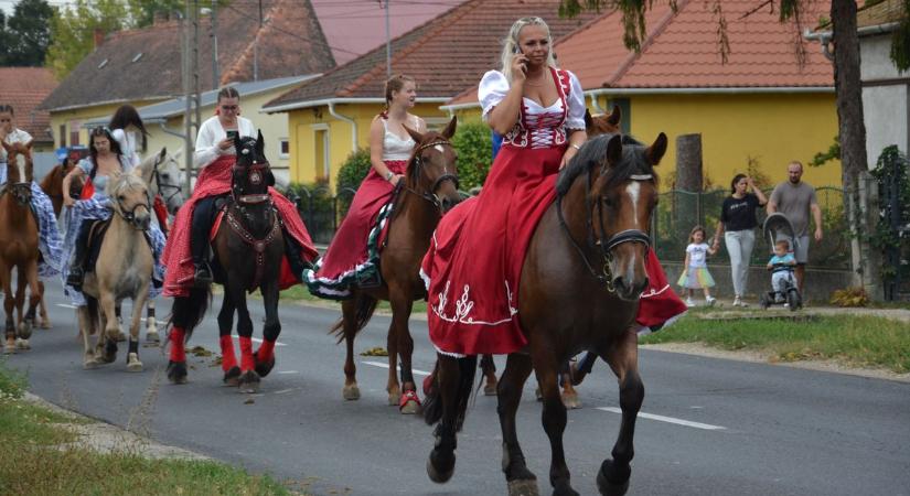 Az eső sem tudta kedvét szegni a szüreti felvonulás résztvevőinek