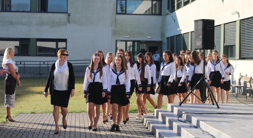 A tatabányai Árpád Gimnáziumban is megnyitották a 2025/2026-os tanévet