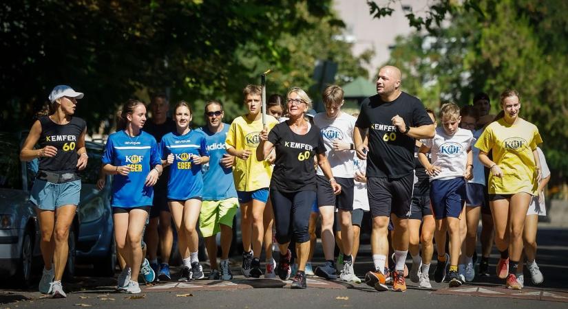 Fáklyás futással köszöntötték az egri sportiskola jubileumi tanévét  fotók és videó