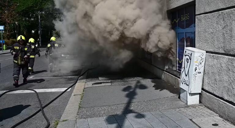 Videón a vasárnap kigyulladt V. kerületi üzlet oltása