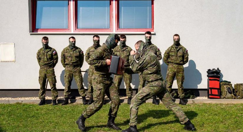 Katonai osztályt nyitottak a gálszécsi középiskolában, amely a diákokat a fegyveres erőknél való karrierre készíti fel