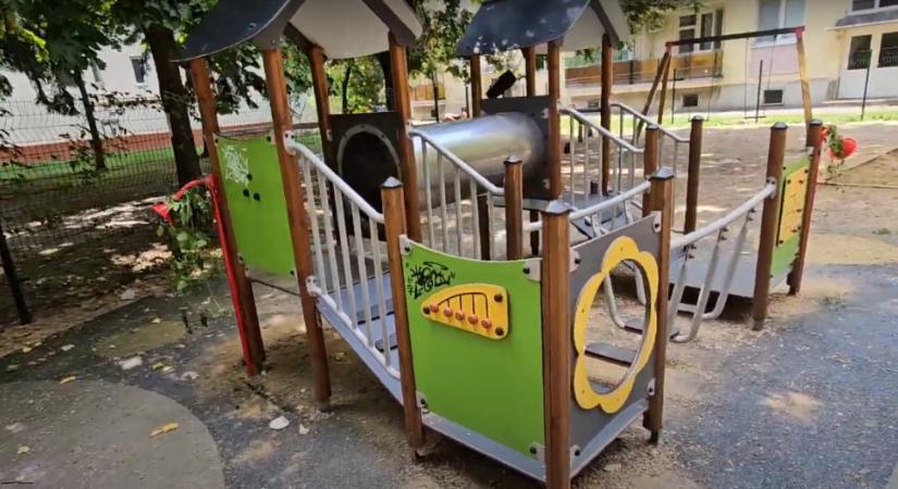 Uniós forrásból újult meg a Jászai Mari utcai játszótér Debrecen belvárosában