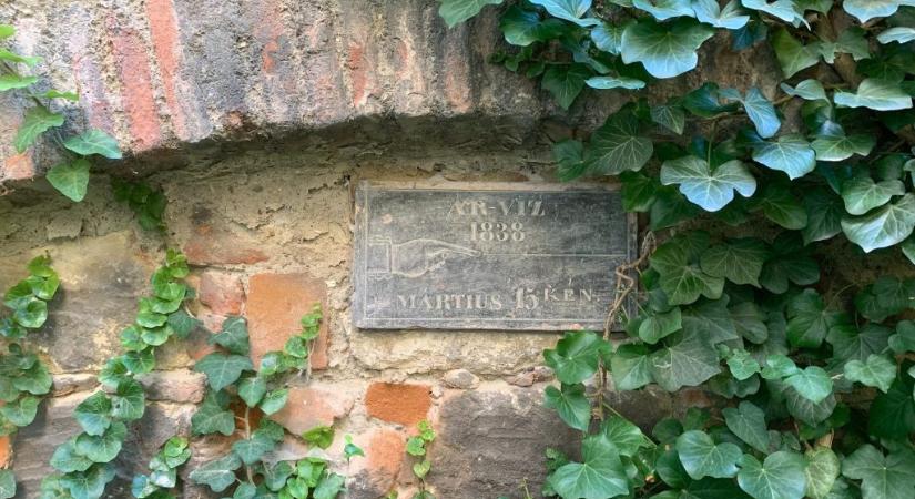 A pesti belváros szívében került elő az 1838-as nagy árvíz egy elfeledett emléktáblája