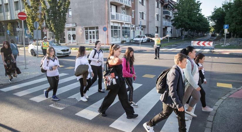 Szülők, figyelem! Rendőrök és polgárőrök terelik a forgalmat az iskoláknál (videó, galéria)