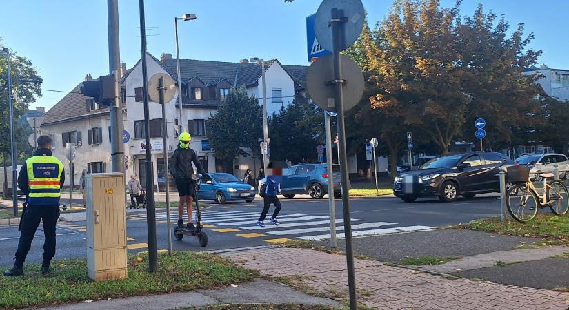 Láthatósági mellényben vigyáznak a gyerekekre