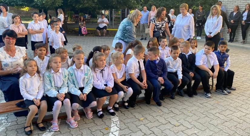 Ismét megszólalt az iskolacsengő, a polgármester köszöntötte a diákokat