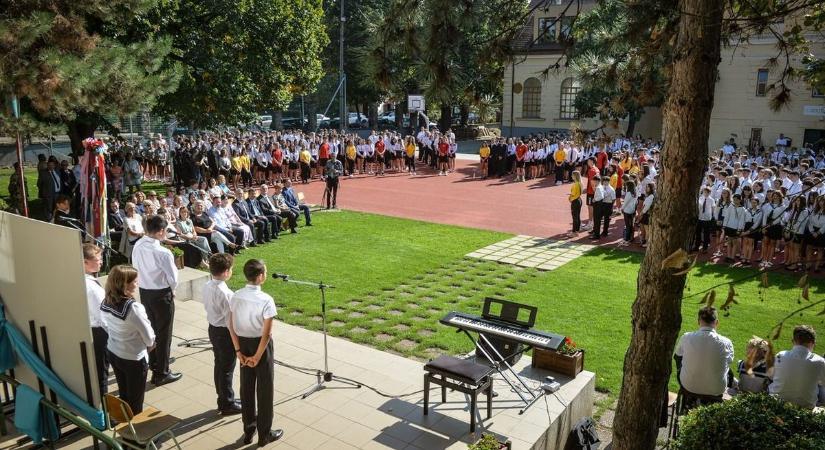 Becsengettek a gyöngyösi Berzébe is - pályaavató színesítette a napot  galéria