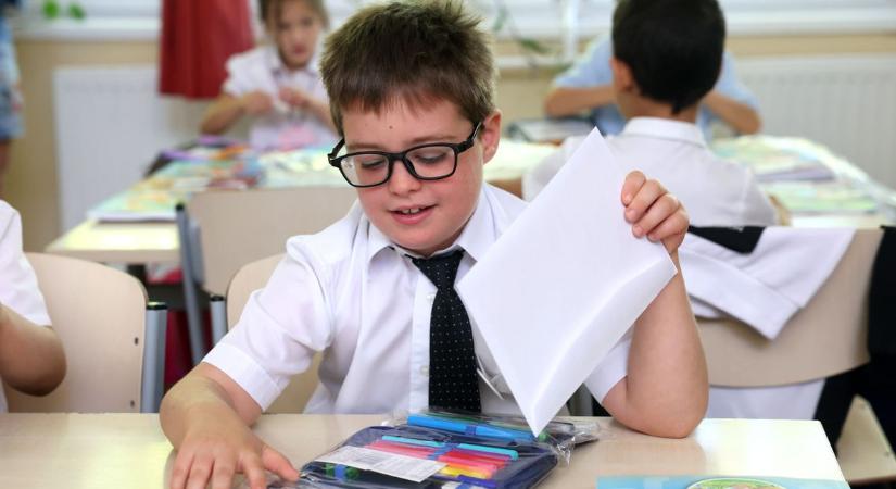 Ingyen tolltartót kaptak ajándékba az elsősök Kaposváron