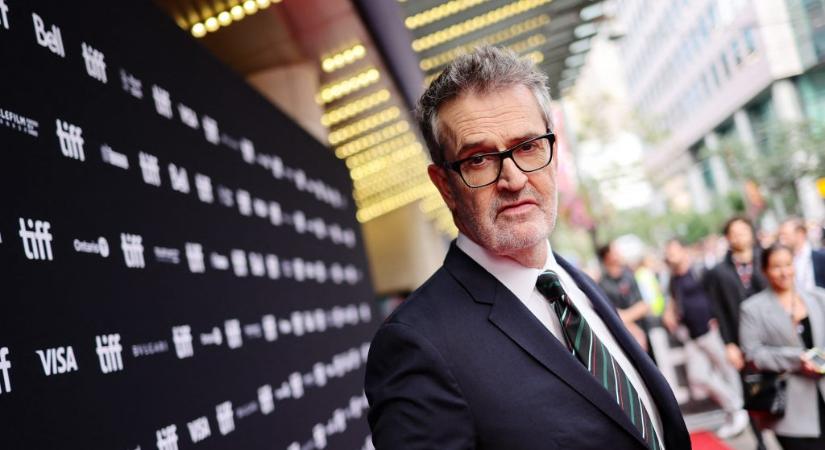 Rupert Everett beállt a törzshelyére pultozni, hogy megóvja a bezárástól