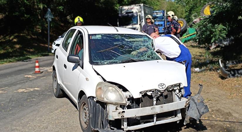 Csúnyán összetört az autó, a traktor az árokba borult, így nézett ki a helyszín a baleset után