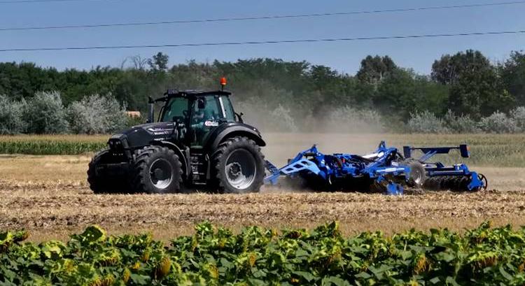 Deutz-Fahr traktor és Pronar pótkocsi éles bevetésen