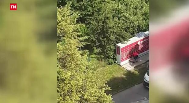 Felháborító: A futár a csomagon taposott, hogy az beférjen a csomagautomata rekeszébe (videóval)