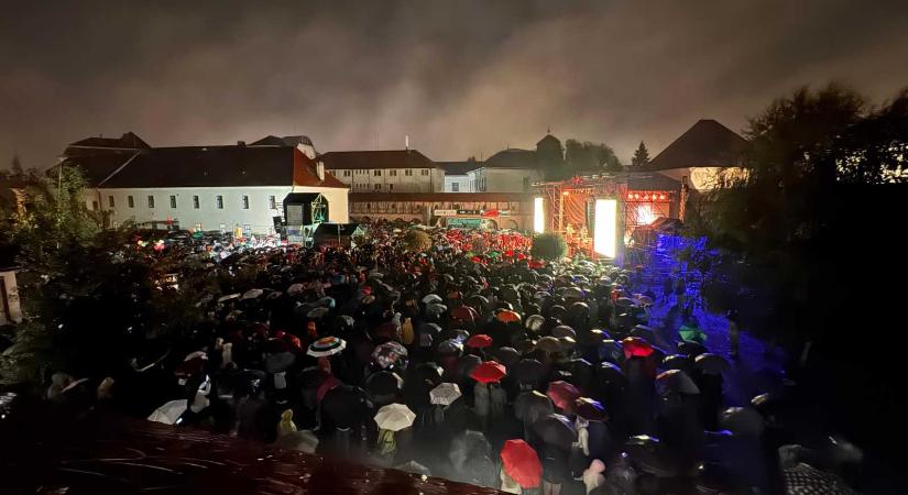 Vásárhelyi Forgatag - az eső ellenére is megtelt a marosvásárhelyi vár