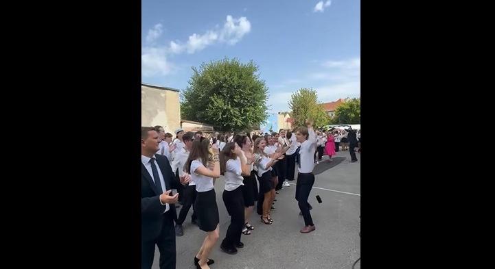 Egy tanévnyitón is lehet bulizni - meglepetéskoncerttel várták a diákokat a Kőrösiben