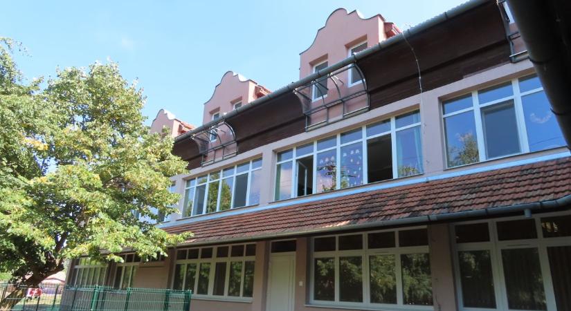 Amikor felgyújtotta a sulit, 8 éves volt a gyújtogató, mire felújították az épületet, addigra 18 éves felnőtt lett belőle