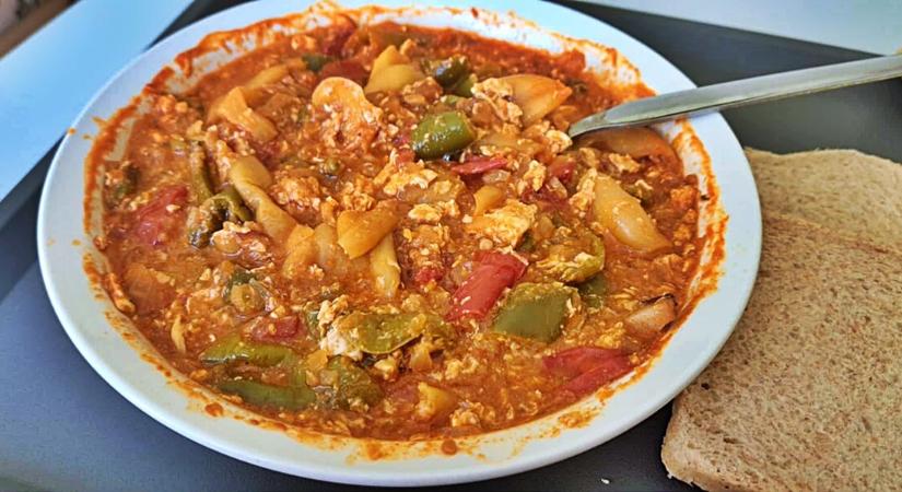 Döbbenetes! Ez a legfinomabb tojásos lecsó recept