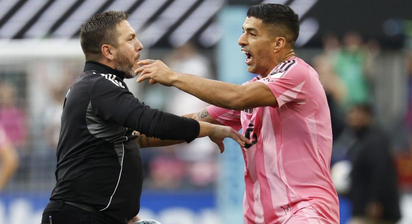 Botrány: Luis Suárez régi formáját idézte, fojtogatott és köpködött a pályán - videók