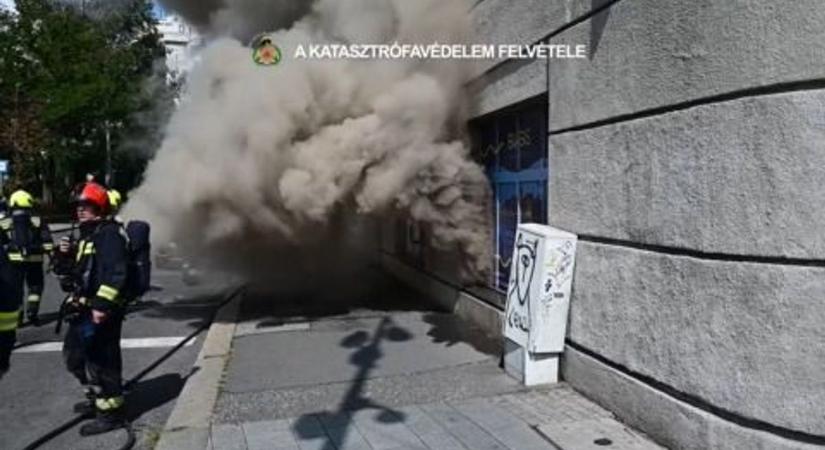 Hatalmas lángokkal égett közel hatvan elektromos roller ( videó!)