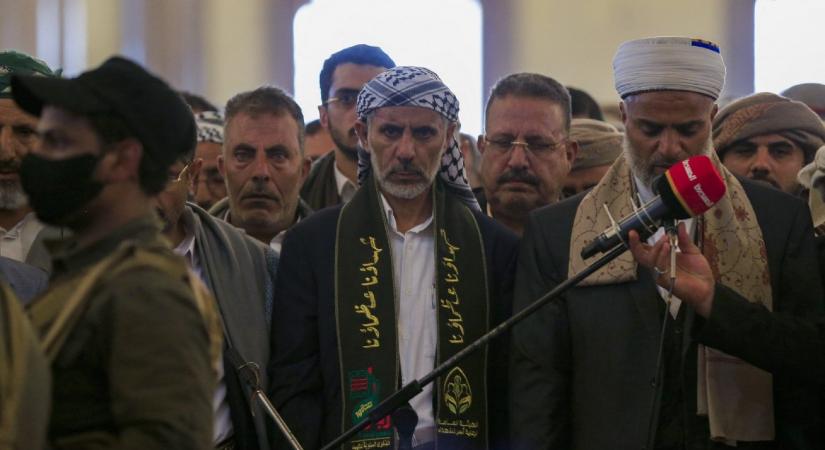 Tömegek vettek részt az izraeli csapásokban meghalt jemeni húszi vezetők temetésén