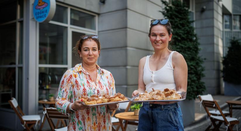 Egy testvérpár nyitotta meg a város egyik legjobb kekszezőjét – itthon is hódít a crumble cookie