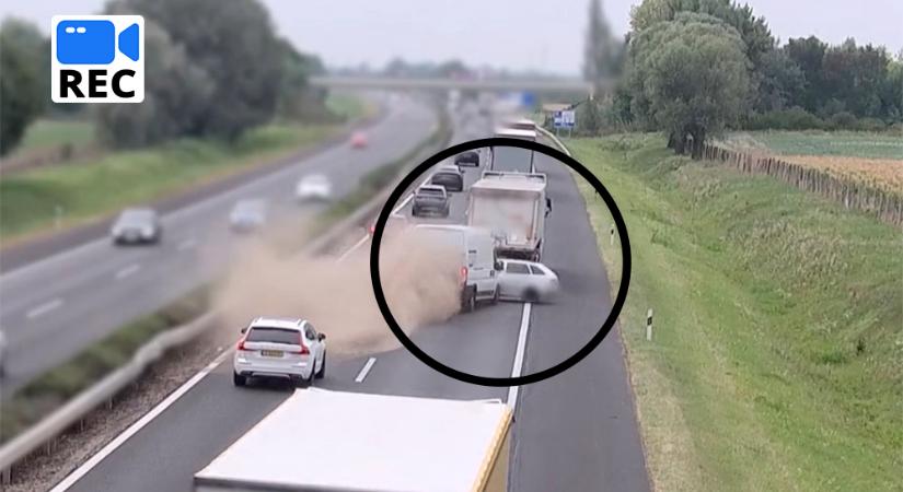 Besorolás helyett árokban kötött ki az autópályán egy sofőr