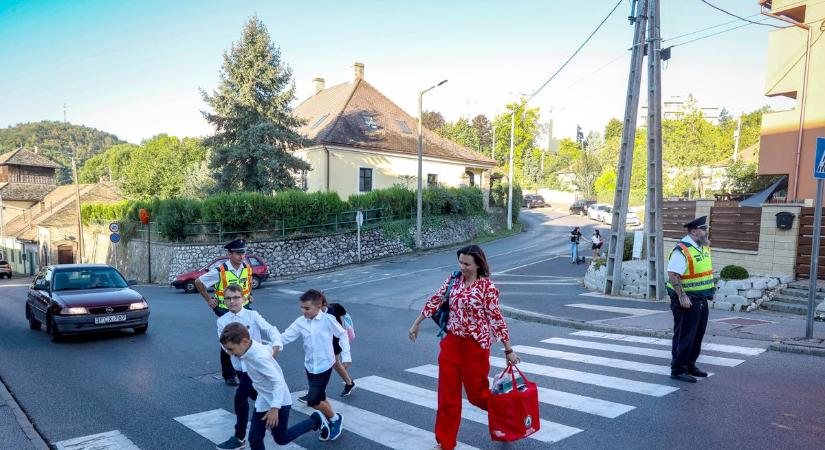 Az autósoktól és a gyalogosoktól is fokozott figyelmet kér a rendőrség