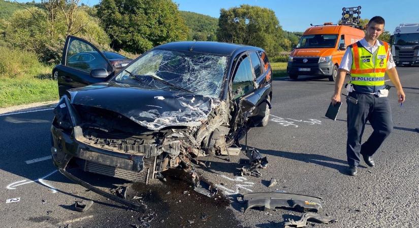 Frontálisan ütközött két autó a 74-es főúton, Zalaegerszegen – helyszíni fotók