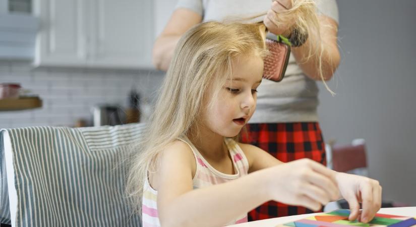 Rohanós reggelek? Négy aranyos frizura az iskolás kislányodnak, amik percek alatt elkészülnek