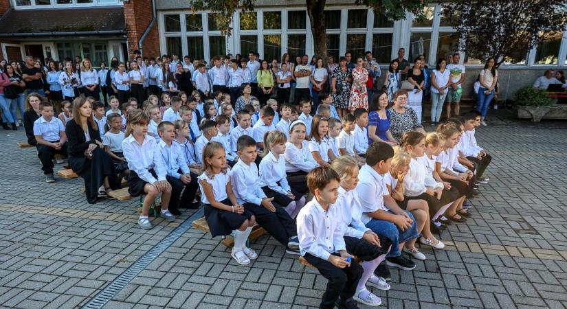 A jubileumi, hatvanadik tanévet kezdték meg a Dienesben (képgaléria)