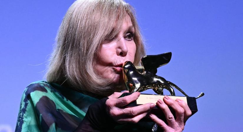 „Mindent meg kell tennünk a demokráciák megmentéséért” - ezekkel szavakkal vette át a velencei filmfesztiválon az életműdíjat Kim Novak