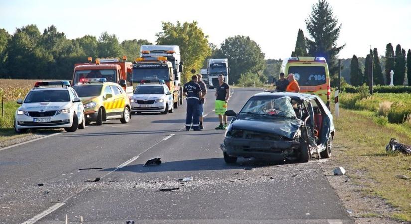 Hosszú ideig küzdöttek a mentők a 86-oson történt baleset sérültjéért - helyszíni fotók