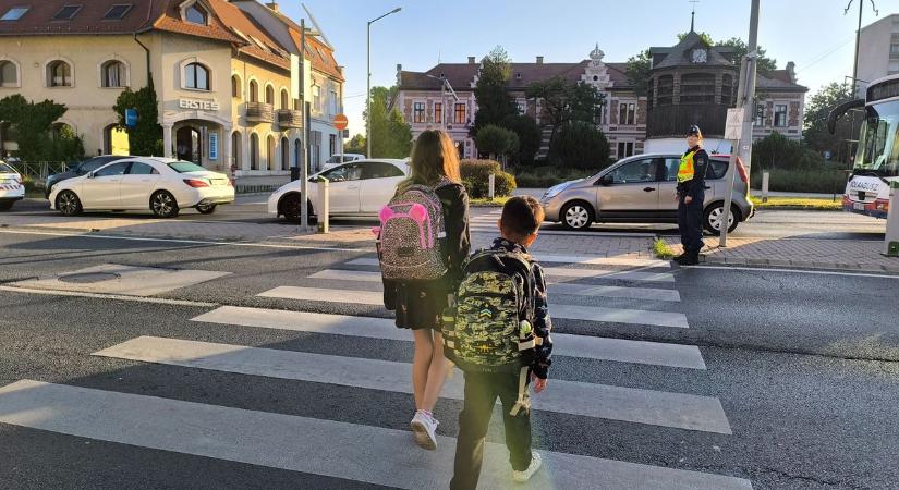 Tanévkezdés az utakon is: egyenruhások vigyáznak a gyerekekre fotók, videó