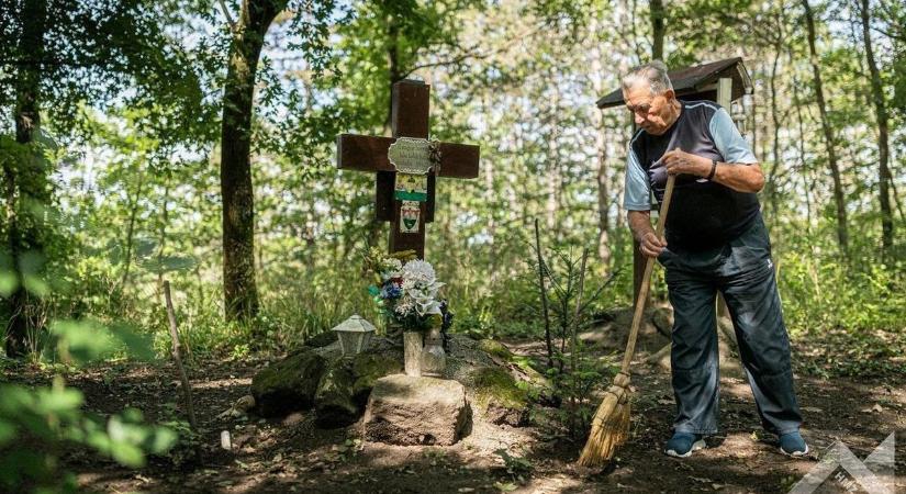 Megrázó gyerekkori emlék, ami egy szívszorító hősi emlékműhöz vezetett (videó)