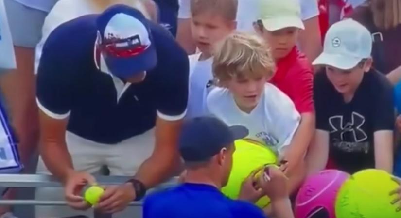 Hatalmas vagyona van az üzletembernek, aki elhappolta a kisfiú elől a dedikált sapkát