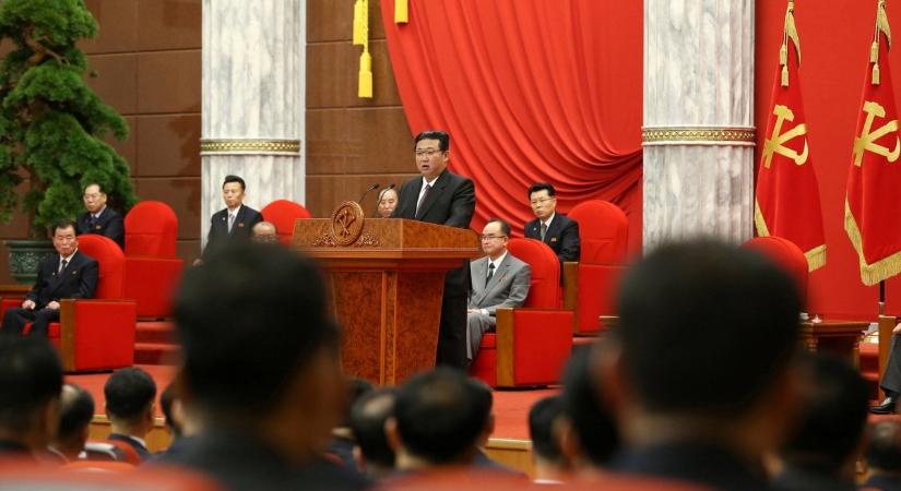 Kim Dzsongun Pekingbe tart – különleges meghívást kapott a kínai elnöktől