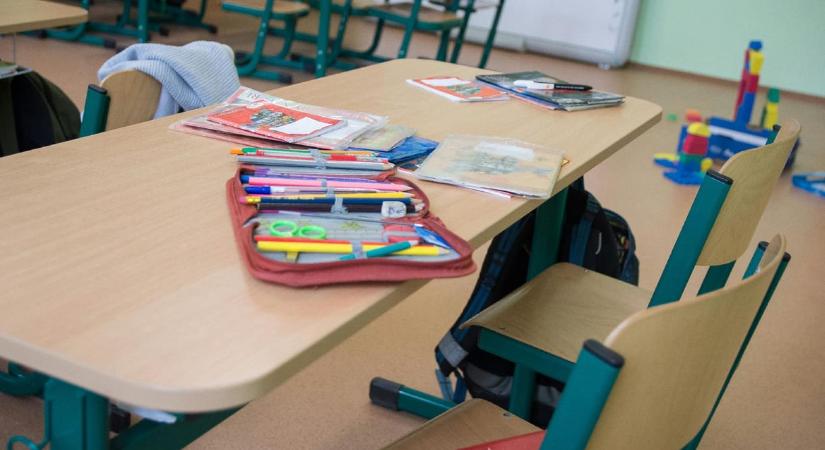 Megszűnt az iskolabusz, a gyerekek nem fértek fel a távolsági járatra a tanítás első napján Hajdúviden