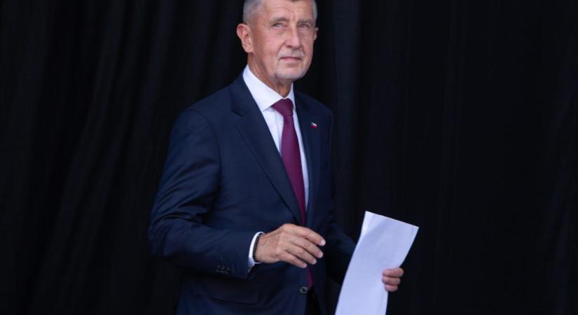 Megütötte mankójával Andrej Babist egy résztvevő a választási gyűlésen