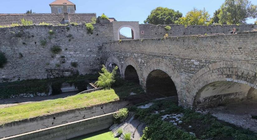 Eladó a tatai várárok északi része, vajon ki csap le rá?