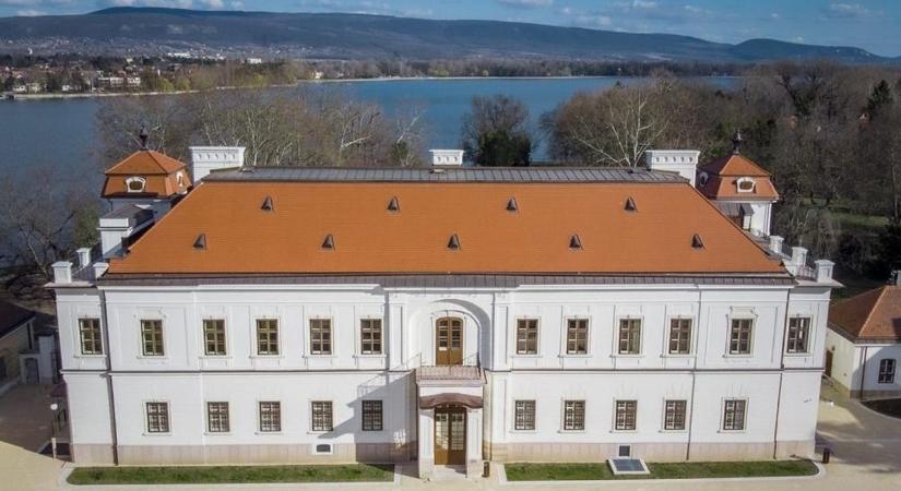 Eldőlt a sorsa Magyarország egyik legszebb kastélyának, ami egykor császárok szállása volt: Lázár János írásba adta a polgármesternek, mi fog történni
