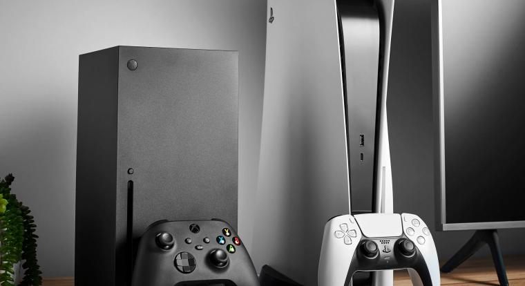 Nem káprázat, tényleg egymás játékait reklámozza a PS és az Xbox