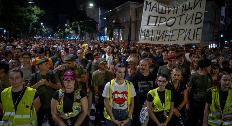 Lángoló összecsapás Szerbiában, a tüntetők betörtek az egyetemi kampuszra