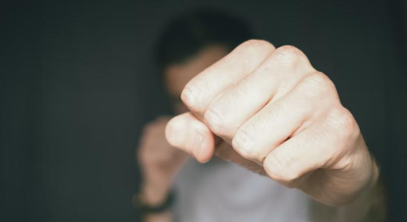 Kolozs megye: magyar férfit bántalmaztak, mert anyanyelvén szólt feleségéhez az üzletben