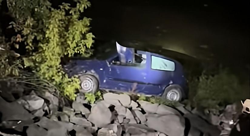 A Duna medrébe repült egy autó a kikötői öbölben – videóval