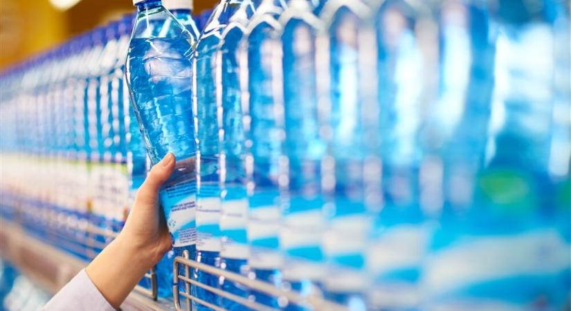 Új követelmény a lecsavarhatatlan kupakú PET-palackoknál: az újrahasznosított műanyag lesz a kulcs