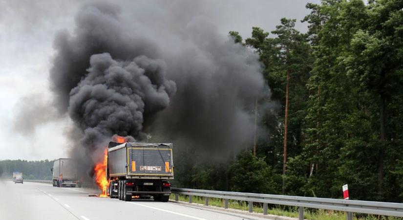 Nagy a baj, megbénult az M7-esen a forgalom, ég egy kamion