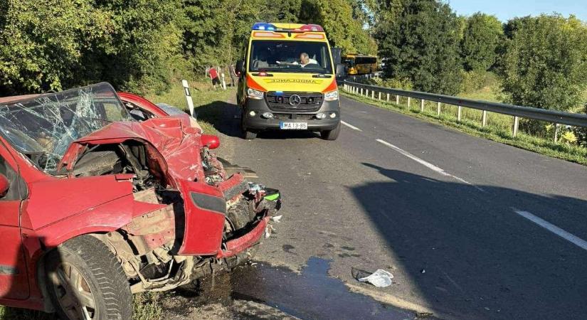 Nagy a baj, súlyos buszbaleset a 65-ös főúton, mentőhelikopter is érkezett!