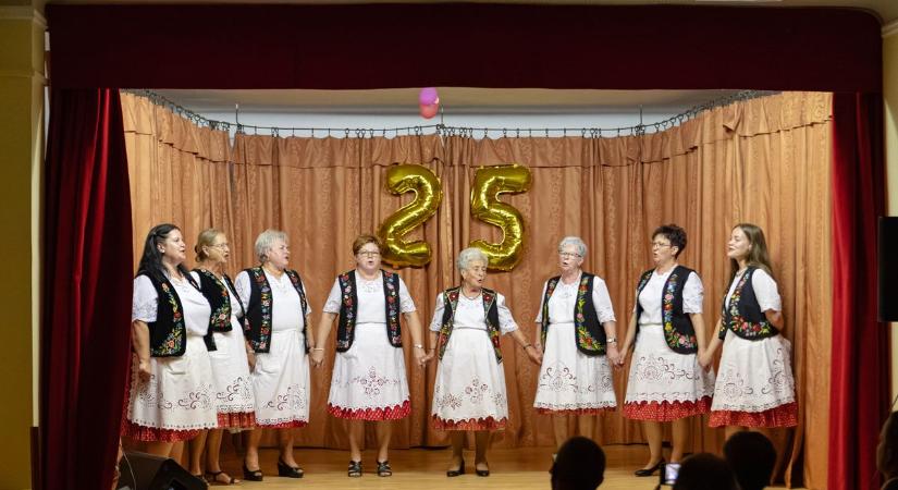 Huszonöt éves a Kisgyalánért Egyesület Hagyományőrző Csoportja