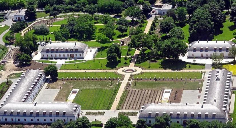 Hadházy Ákos ezúttal a hatvanpusztai Orbán-birtok könyvtáráról osztott meg fotókat